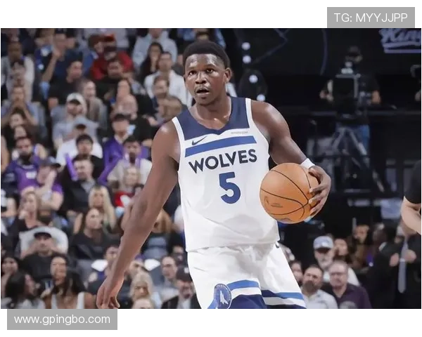 爱德华兹突破效率提升显著 拉开与队友关键时刻差距