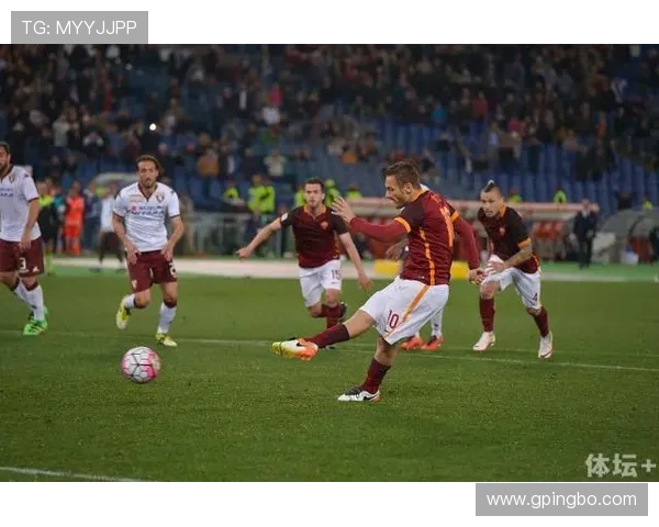 直塞撕开后防线，托蒂在关键战由中锋转组织者